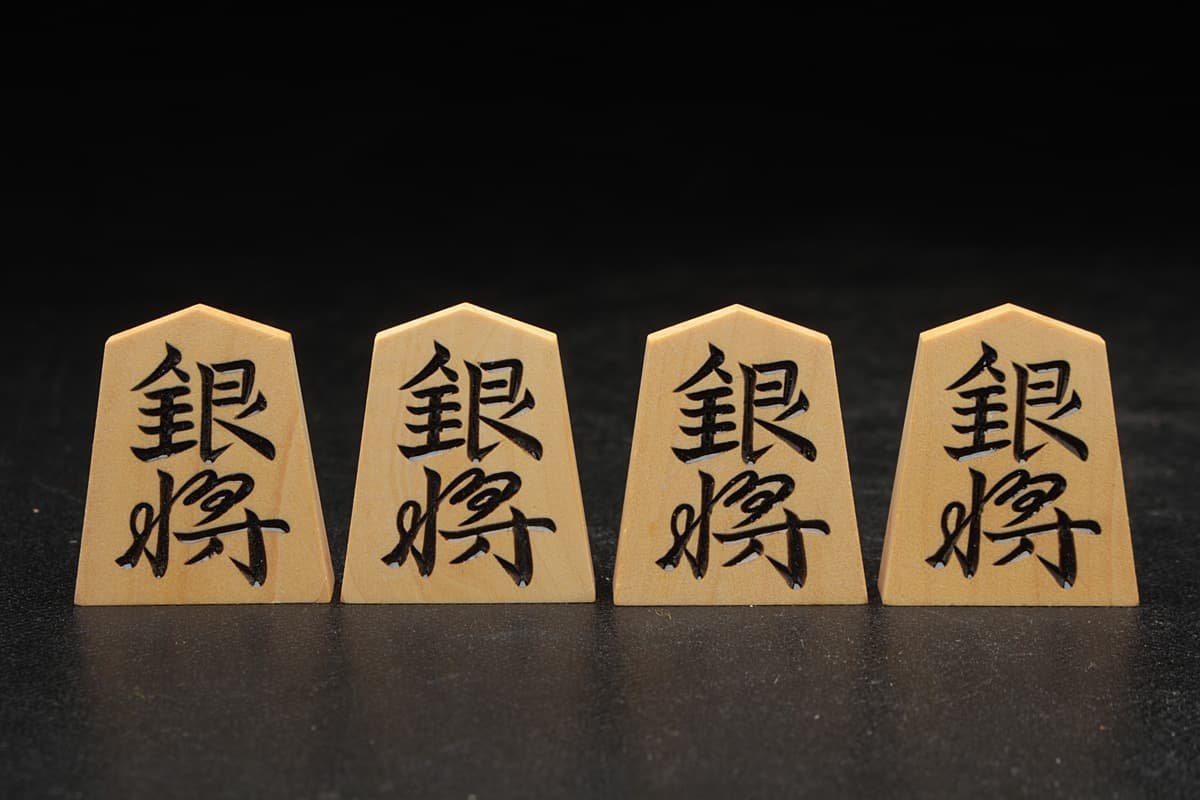 JI417 将棋道具【越山作/水無瀬】美品 本黄楊(薩摩黄楊) 将棋駒・彫駒 四十一個 駒袋 仕舞駒箱付・銘駒 天童特産 御将棋駒_9