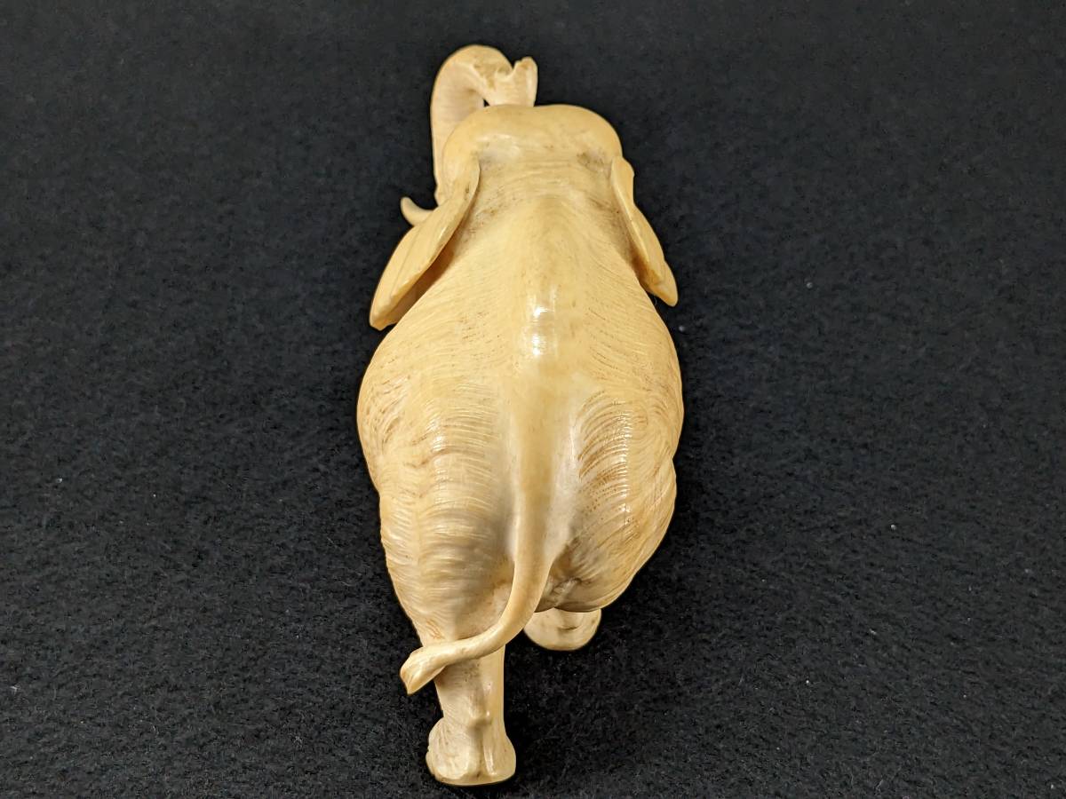 牙彫刻 象牙風 ぞう置物 細密彫刻 天然素材 白材芯料 弘 在銘 重量約