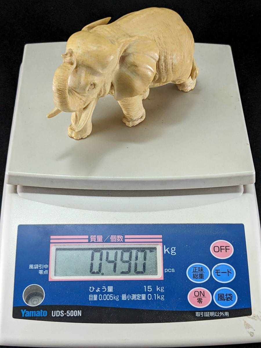 牙彫刻 象牙風 ぞう置物 細密彫刻 天然素材 白材芯料 弘 在銘 重量約