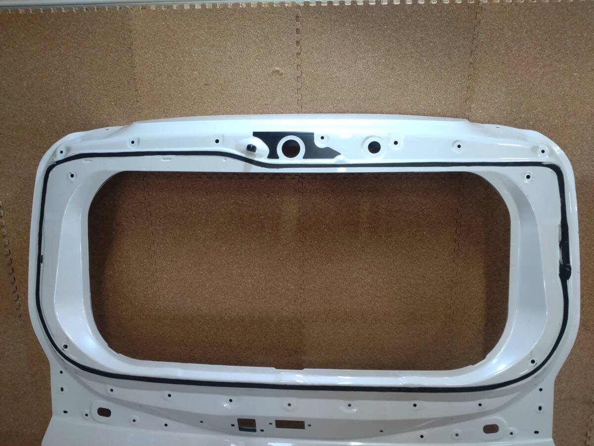 ノア MZRA90 ヴォクシー ZWR90W MZRA90W リアバンパー トヨタ ノア ヴォクシー ZWR90 ZWR95 MZRA90 MZRA95 リアゲート バックドア ホワイトパール ※個人宅不可※【R6-3527G-KB】