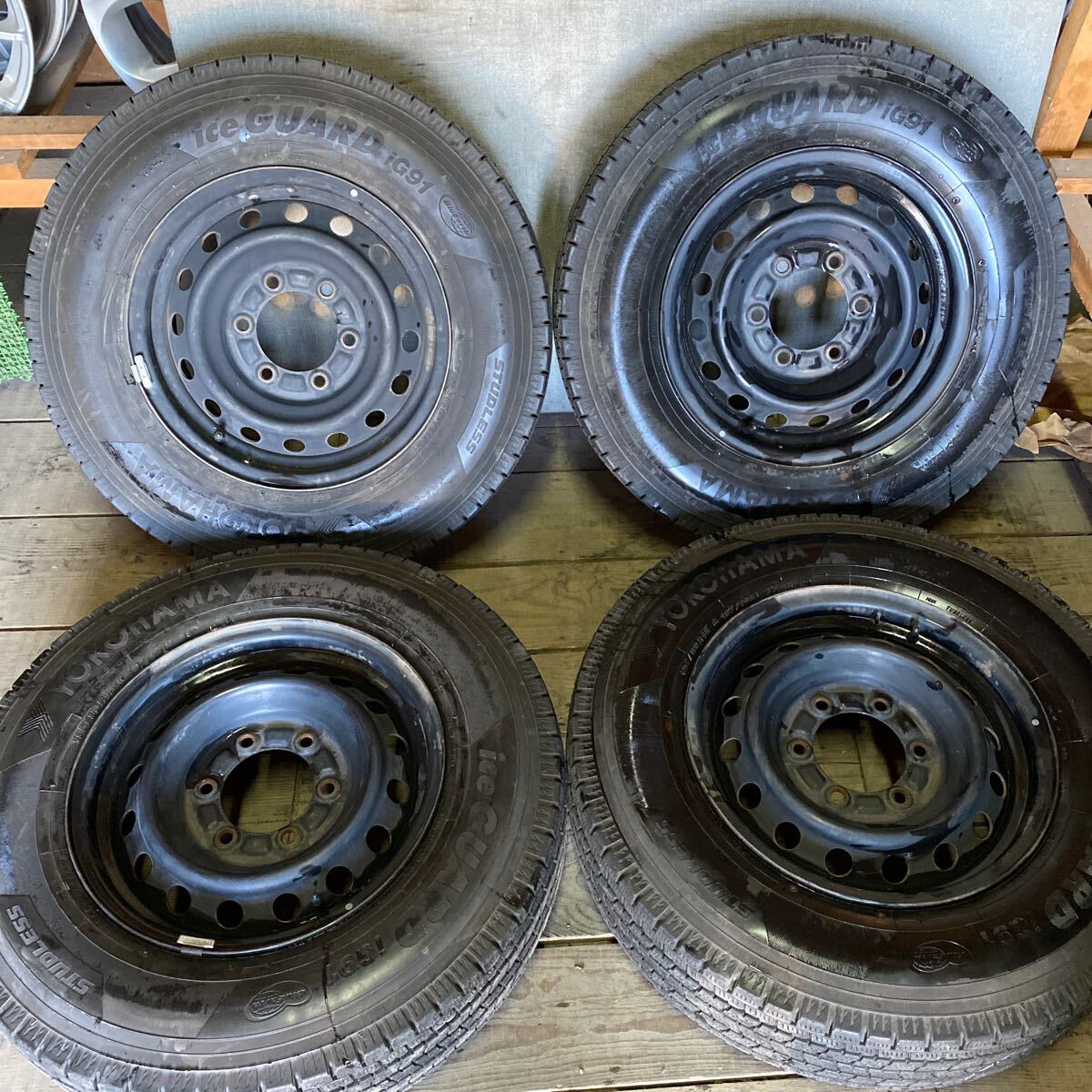 トヨタ バリ山 ハイエース ダンロップ スタッドレスタイヤ スタッドレスタイヤアルミホイールセット バリ山 スタッドレス ホイールセット トヨタ ハイエース YOKOHAMA 195/80 R15 107/105L LT 年式2019 残り約7mm 7.5分山〜8分山