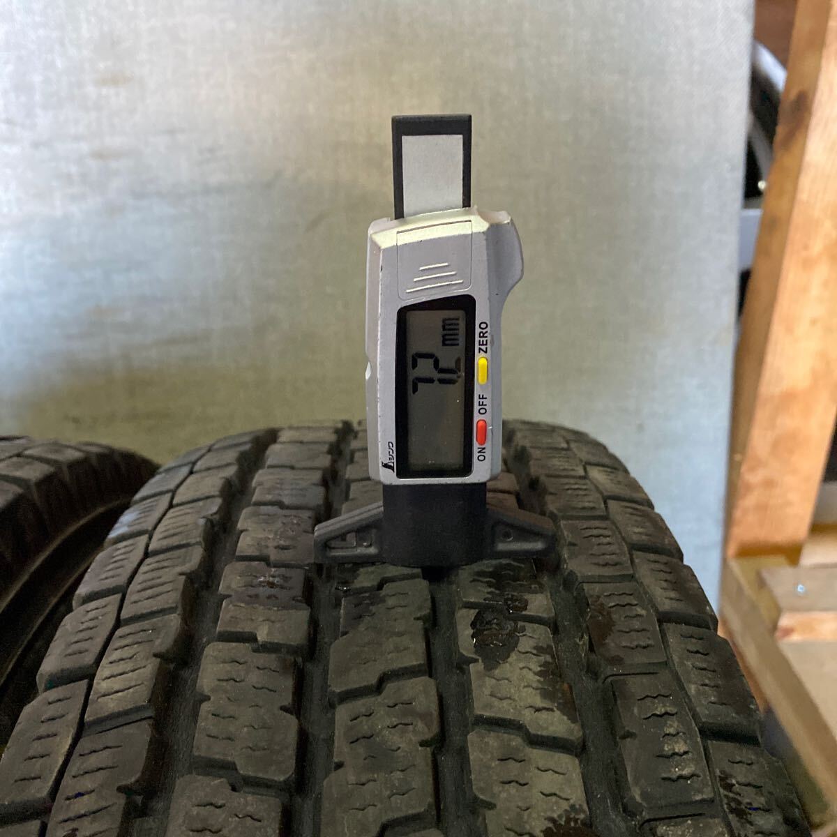 トヨタ バリ山 ハイエース ダンロップ スタッドレスタイヤ スタッドレスタイヤアルミホイールセット バリ山 スタッドレス ホイールセット トヨタ ハイエース YOKOHAMA 195/80 R15 107/105L LT 年式2019 残り約7mm 7.5分山〜8分山