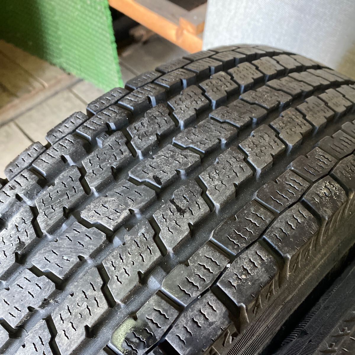 トヨタ バリ山 ハイエース ダンロップ スタッドレスタイヤ スタッドレスタイヤアルミホイールセット バリ山 スタッドレス ホイールセット トヨタ ハイエース YOKOHAMA 195/80 R15 107/105L LT 年式2019 残り約7mm 7.5分山〜8分山