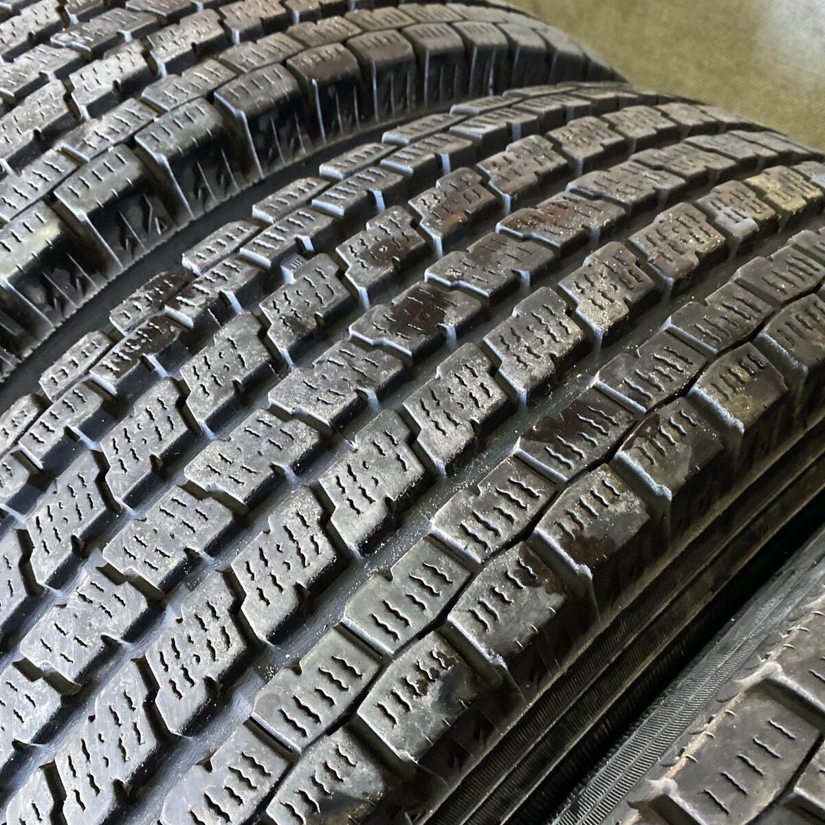 トヨタ バリ山 ハイエース ダンロップ スタッドレスタイヤ スタッドレスタイヤアルミホイールセット バリ山 スタッドレス ホイールセット トヨタ ハイエース YOKOHAMA 195/80 R15 107/105L LT 年式2019 残り約7mm 7.5分山〜8分山