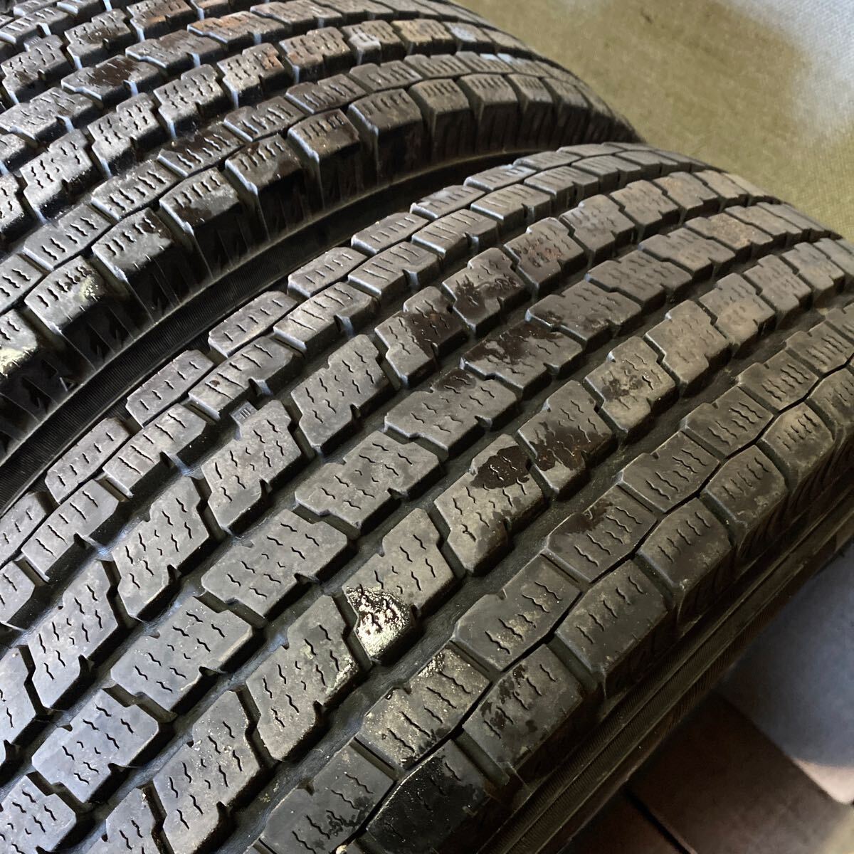 トヨタ バリ山 ハイエース ダンロップ スタッドレスタイヤ スタッドレスタイヤアルミホイールセット バリ山 スタッドレス ホイールセット トヨタ ハイエース YOKOHAMA 195/80 R15 107/105L LT 年式2019 残り約7mm 7.5分山〜8分山