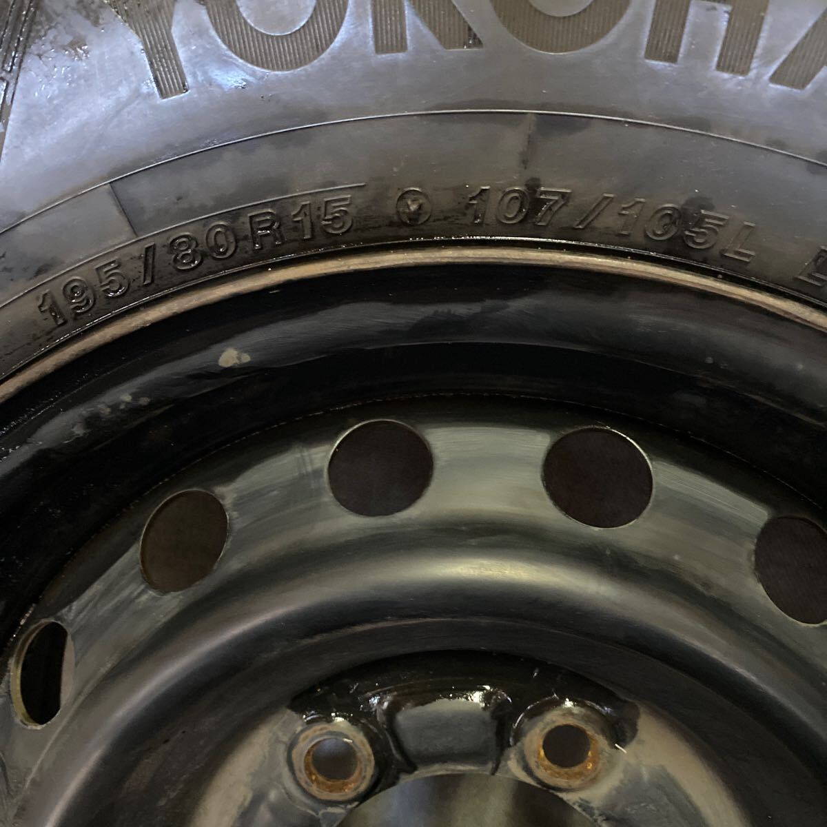 トヨタ バリ山 ハイエース ダンロップ スタッドレスタイヤ スタッドレスタイヤアルミホイールセット バリ山 スタッドレス ホイールセット トヨタ ハイエース YOKOHAMA 195/80 R15 107/105L LT 年式2019 残り約7mm 7.5分山〜8分山