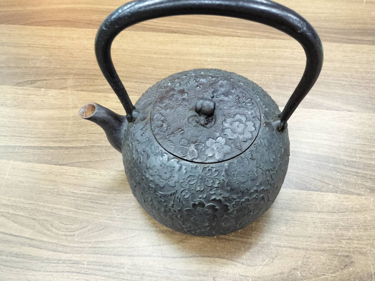 南部鉄器 菊紋様鉄瓶 約1820g