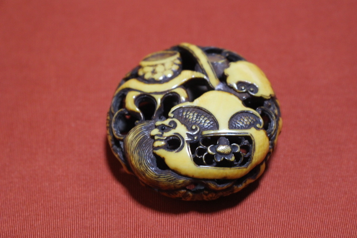 ブンブグ茶釜透彫饅頭根付