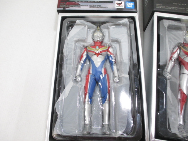 s23564-ty [送料950円] 中古◎S.H.Figuarts 真骨彫 ウルトラマンガイア(V2) ウルトラマンティガ ウルトラマンダイナ [062-250213]_4