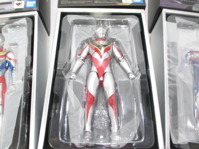 s23564-ty [送料950円] 中古◎S.H.Figuarts 真骨彫 ウルトラマンガイア(V2) ウルトラマンティガ ウルトラマンダイナ [062-250213]_5