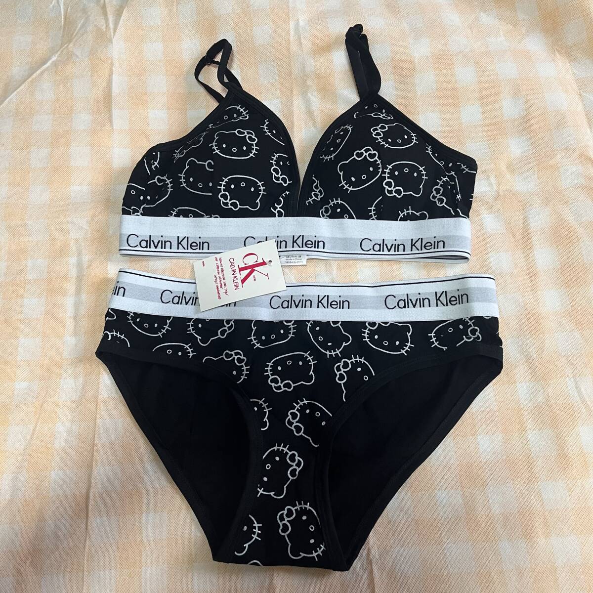 カルバンクライン Calvin Klein ハローキティブラジャーショーツセット 