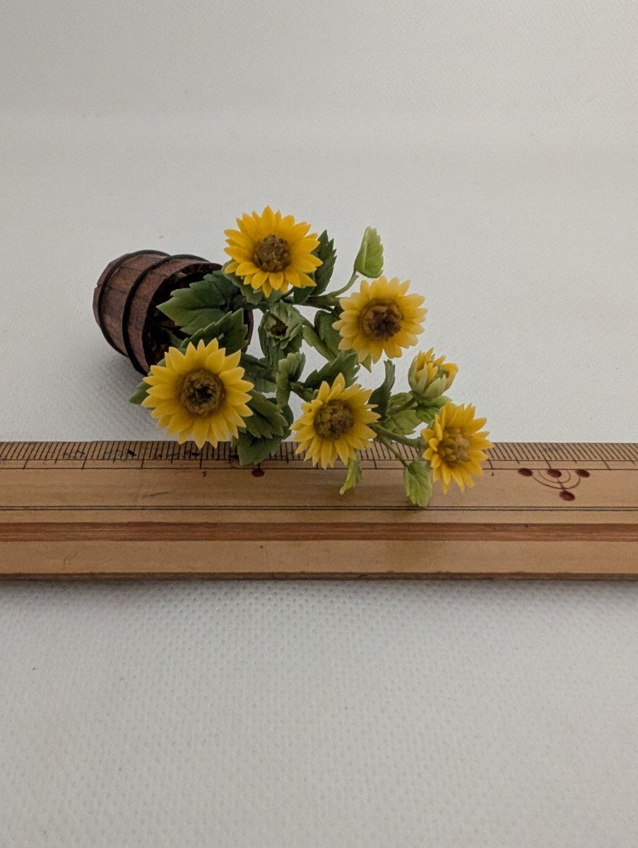 pop…ドールハウスお庭に、樹脂粘土ヒマワリmini handmadeプランターも手作りclayflowerシルバニアさん、リカちゃんエントランスに_2