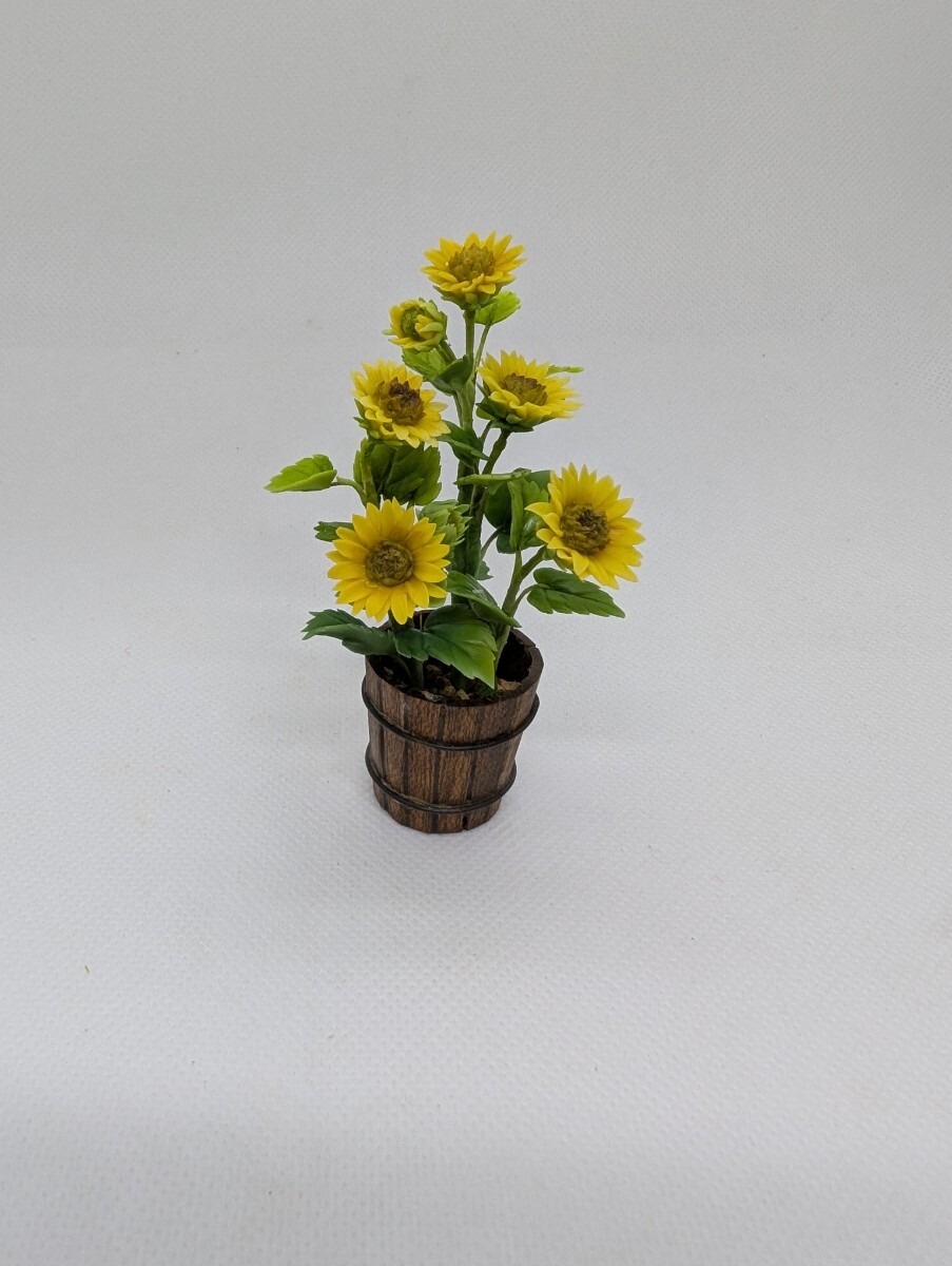 pop…ドールハウスお庭に、樹脂粘土ヒマワリmini handmadeプランターも手作りclayflowerシルバニアさん、リカちゃんエントランスに_4
