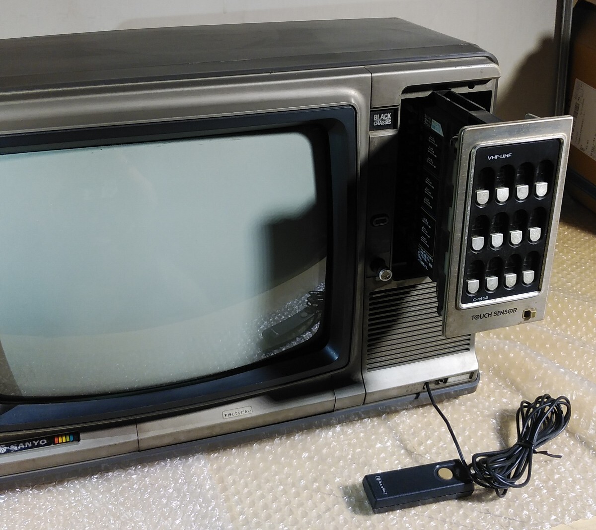 SANYO　モデルT5100 77年製TV UHF VHF Sanyo TPM 2100 Mini TV VHF/UHF AM/FM Radio Portable With Case NOT