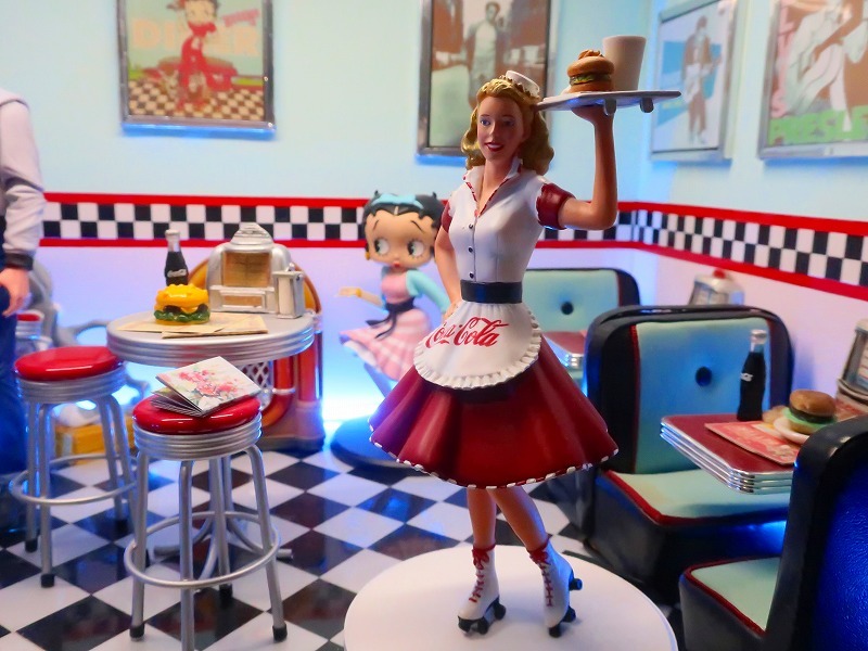★コカコーラ アメリカンダイナーウェートレス 50s フィギュア ＆ プレート 激レア 1950s アメリカンダイナー ウェートレス ローラースケート