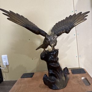 鷹の置物の値段と価格推移は？｜11件の売買データから鷹の置物の価値が
