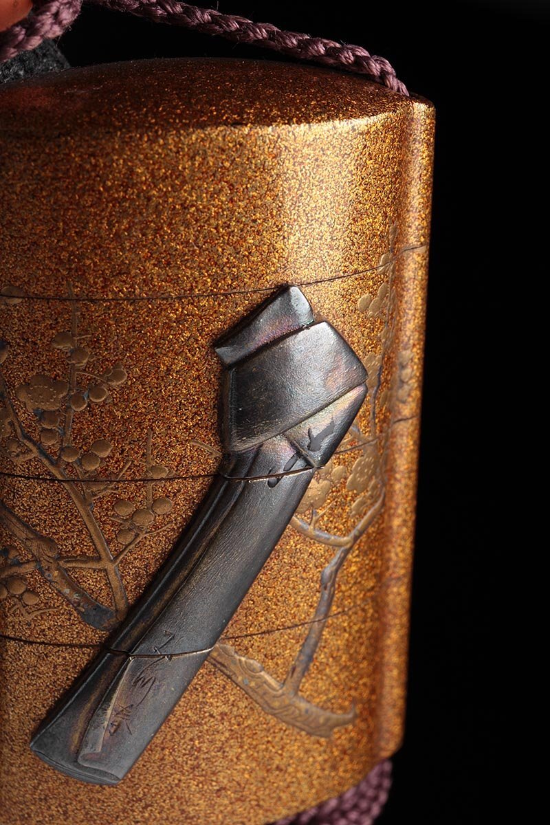 FA603 時代名品【原羊遊斎作/柳川春嵌】総梨地 金工象嵌 蒔絵梅図印籠