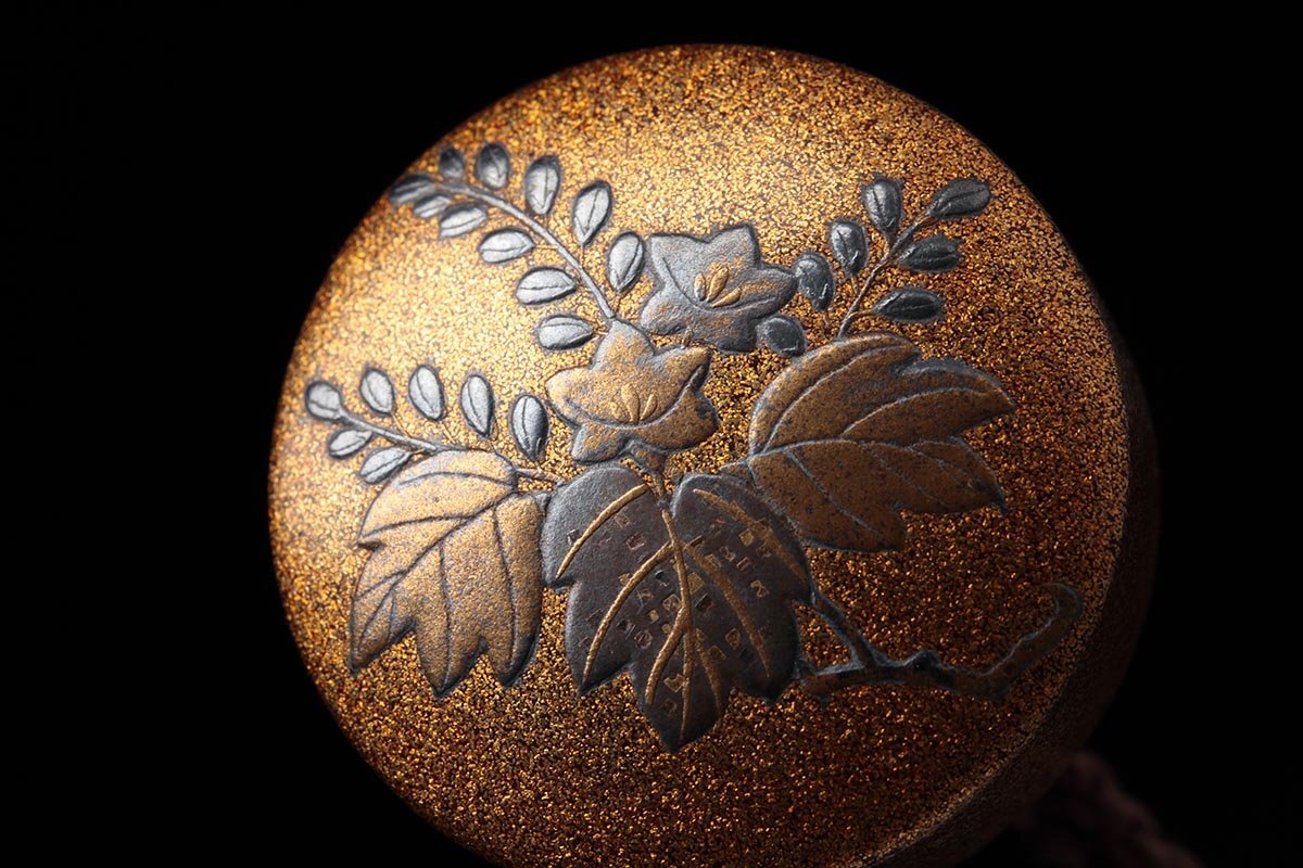 蒔絵三段印籠 在銘 花草蒔絵 金梨地 珊瑚翡翠真珠象嵌 牙根付 本珊瑚 緒締 FA603 時代名品【原羊遊斎作/柳川春嵌】総梨地 金工象嵌 蒔絵梅図印籠
