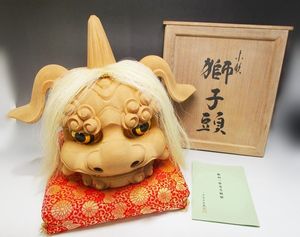 獅子頭 野村清宝 越中井波木彫 井波彫刻 伝統工芸士 座布団 共箱付 Yahoo!オークション - [URA]越中井波彫刻/名匠 野村清宝 造/金獅子頭/