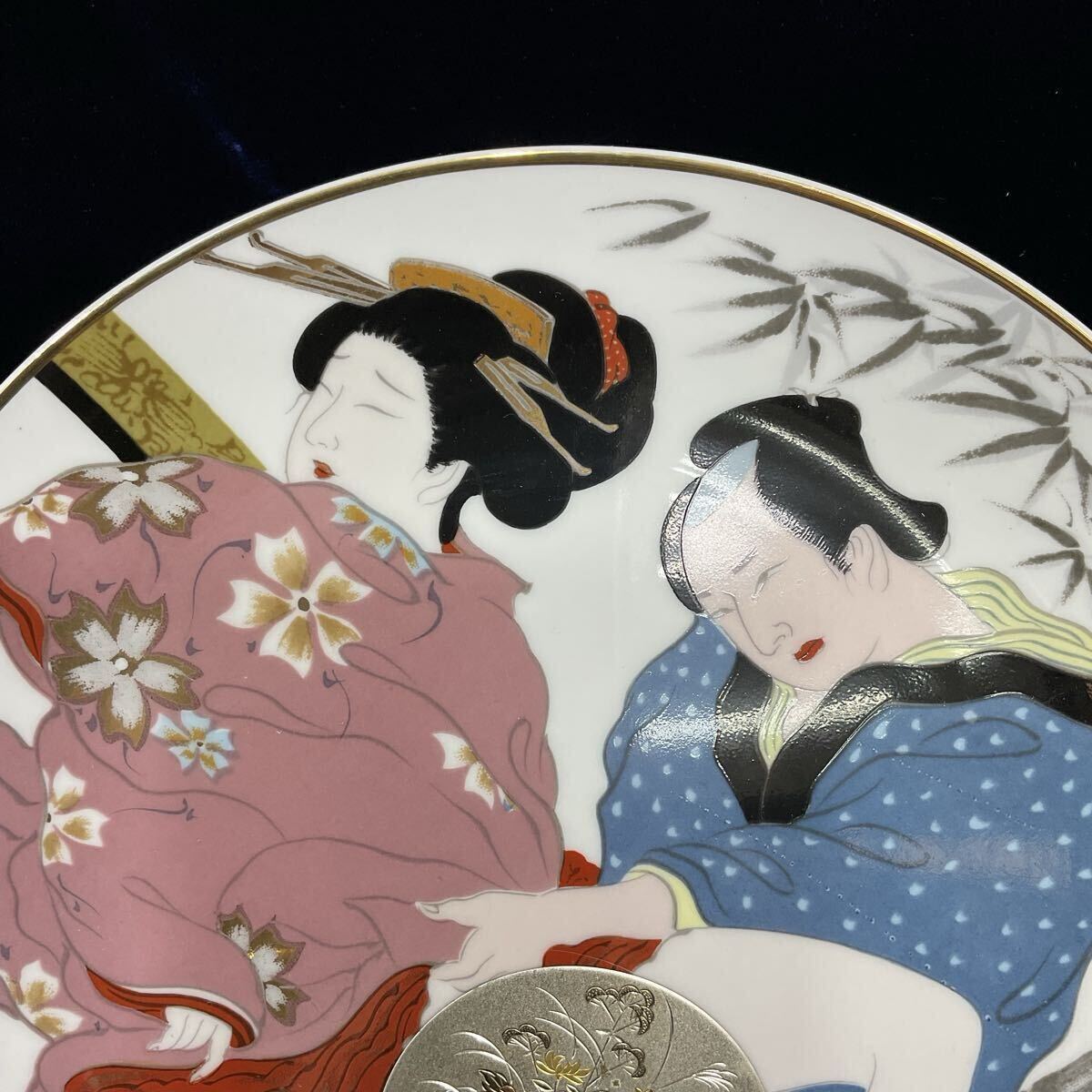 美品】春画 九谷焼 春峰作 枕絵 彫金 飾り皿 直径約26cm 艶絵 金縁