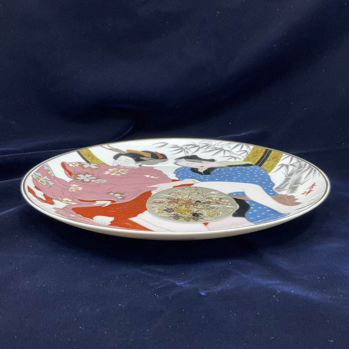 美品】春画 九谷焼 春峰作 枕絵 彫金 飾り皿 直径約26cm 艶絵 金縁