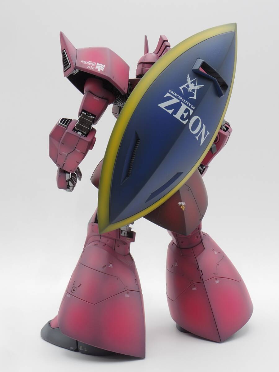MG シャア専用ゲルググ グラデーション塗装 1/100. プラモデル 完成品 1/100 MG シャア専用 ゲルググ Ver.2.0 】塗装済み完成品 丁寧工作・黒