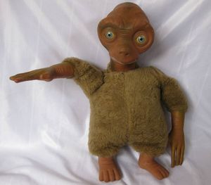 E.T ぬいぐるみの値段と価格推移は？｜8件の売買データからE.T