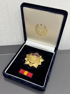 北朝鮮 勲章の値段と価格推移は？｜13件の売買データから北朝鮮 勲章の