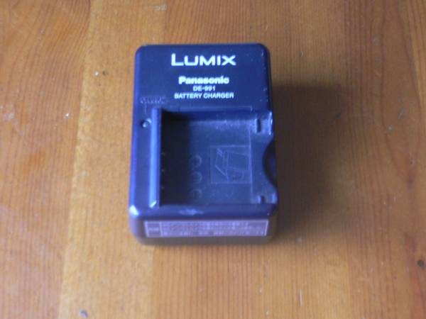 LUMIX　DMC-FX7現状本体・バッテリー・充電器　ジャンク_3