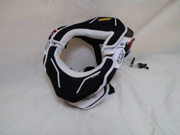 リアット　ブレイス　LEATT DBX COMPⅡ　白/黒　中古　Ｍサイズ_1