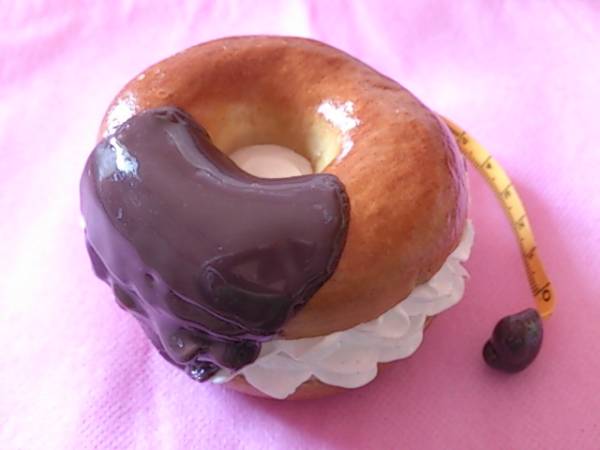 スイーツデコ 巨大ドーナツ メジャー ホイップ盛り 実物大 完成品 売買されたオークション情報 Yahooの商品情報をアーカイブ公開 オークファン Aucfan Com