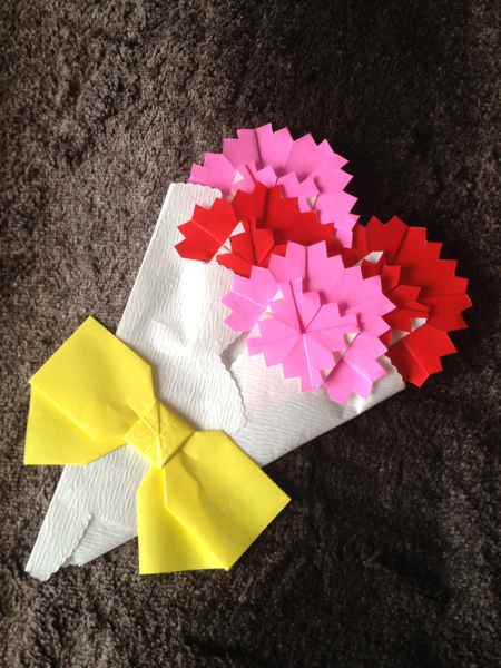 壁面飾り カーネーション花束 折り紙 母の日 保育園 施設等 折り紙 千代紙 売買されたオークション情報 Yahooの商品情報をアーカイブ公開 オークファン Aucfan Com