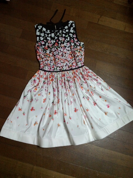 Red Valentinoレッドヴァレンティノ前田敦子着用花柄ワンピース 女性用 売買されたオークション情報 Yahooの商品情報をアーカイブ公開 オークファン Aucfan Com