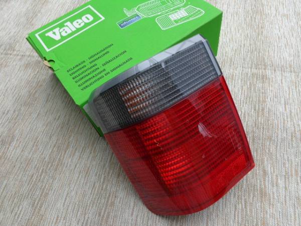 純正品質テールレンズ左フェンダー側　2ndレンジローバーP38a/LP