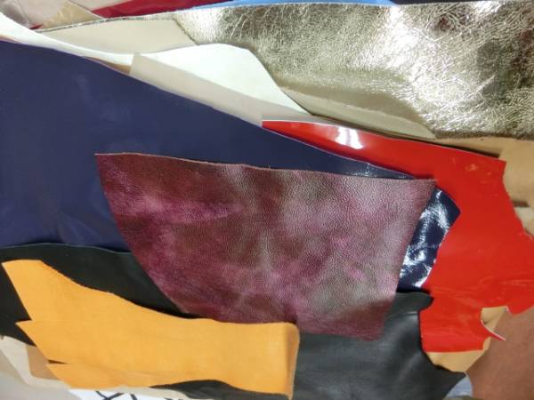 本革はぎれ約５キロ入り　色んな革が少量ほしい方に最適　A