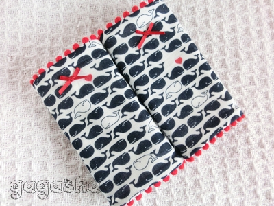 エルゴよだれパッド★くじら柄 赤リボン★マリーン よだれカバー_1