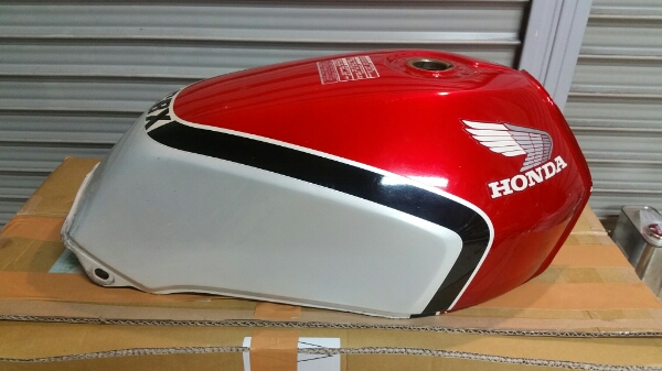 CBX400F 赤白 1型 タンク 純正 外装 CBX400F 赤白 1型 タンク 純正 外装