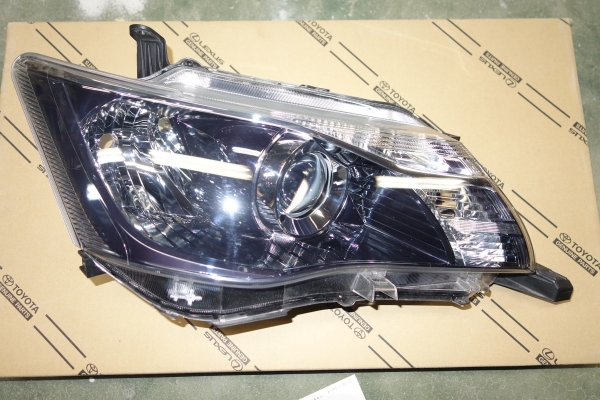 トヨタ　カローラフィルダー　ヘッドライト右