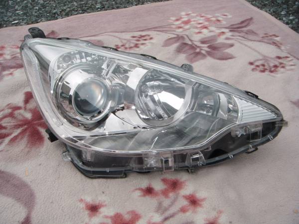 アクア NHP10 前期 右ヘッドライト ハロゲン KOITO 52-244 781