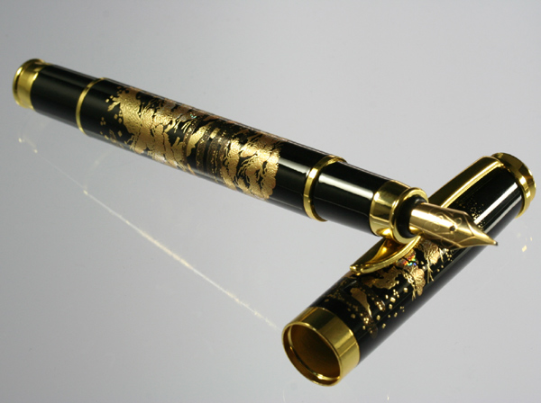 石川県よりお届け！伝統の逸品☆繊細近代蒔絵万年筆【群松に鶴】