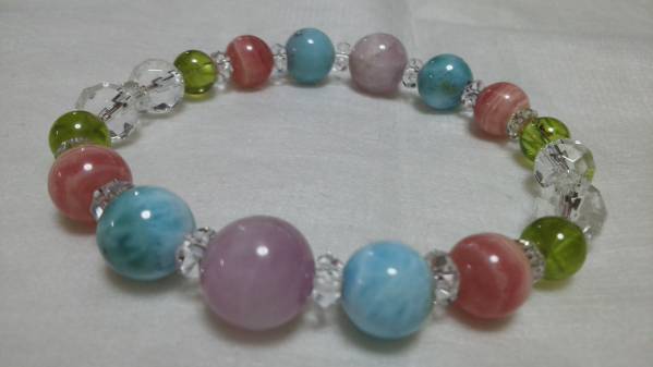 クンツァイト,ラリマー,インカローズ&ペリドットのブレスレット_2
