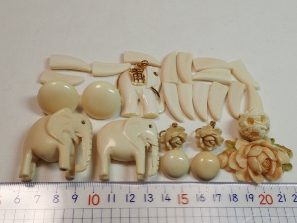 本象牙象置物・イヤリング・ネックレストップ多数　重さ107g R22