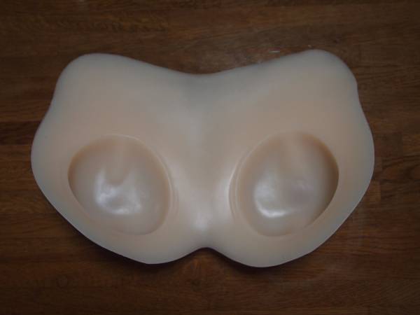 シリコン乳房　細身の方に　