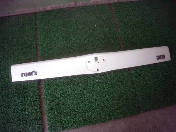 ●ZVW30 プリウス　純正 リアガーニッシュ トムス エンブレム付