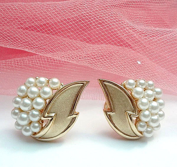 ＊Trifariトリファリ＊金色の葉に沢山のパール超美品イヤリング