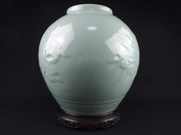 御茶道具】「東山；銘」青磁；花紋『花入/花瓶』台付【2601】 青花磁器