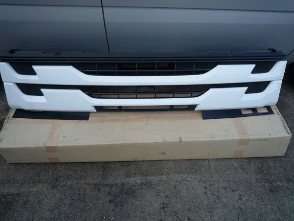 現行？/いすゞフォワード/フロントグリル/新車外し/白色美品/140