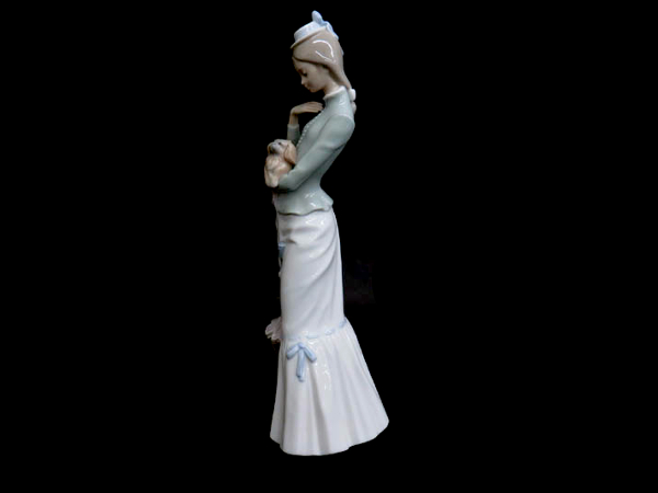 LLADRO リヤドロ 置物 - 犬 「子犬を抱く貴婦人」の落札相場・落札価格