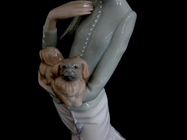 LLADRO リヤドロ 置物 - 犬 「子犬を抱く貴婦人」の落札相場・落札価格