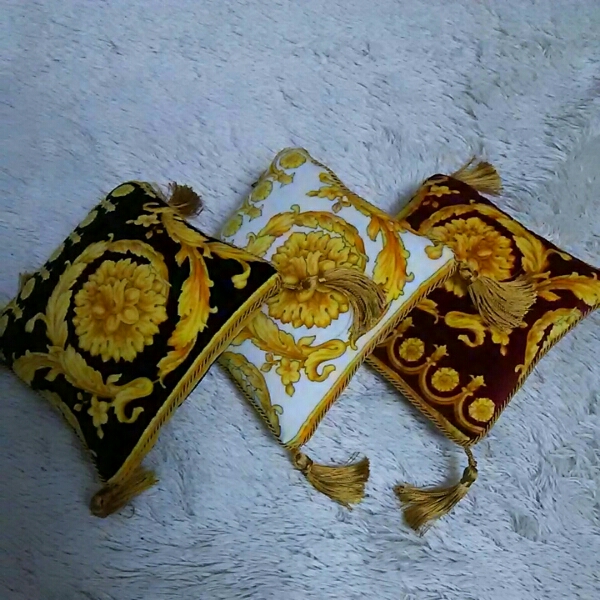 美品）VERSACE クッション3個セット ヴェルサーチ クッション 三個セット 新品 美品）VERSACE クッション3
